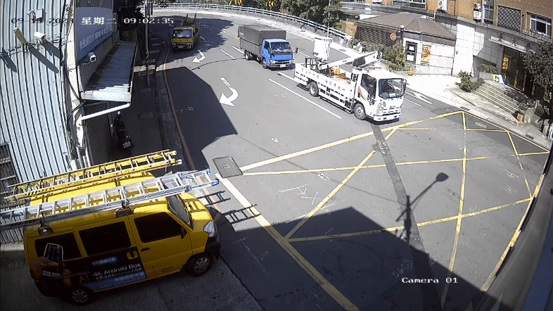 工程車下坡時疑似剎車失靈追撞小貨車。(圖/大新店有線電視提供)