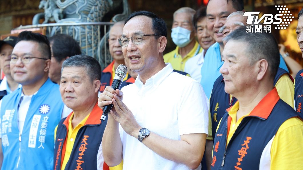 朱立倫今日陪同台北市立委參選人張斯綱前往士林三玉宮祈福。(圖/國民黨提供)