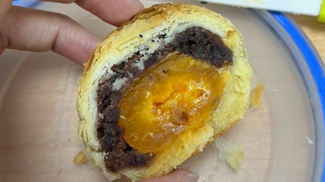 月餅、蛋黃酥內的餡料、酥皮都是高油、高糖。(圖/TVBS)