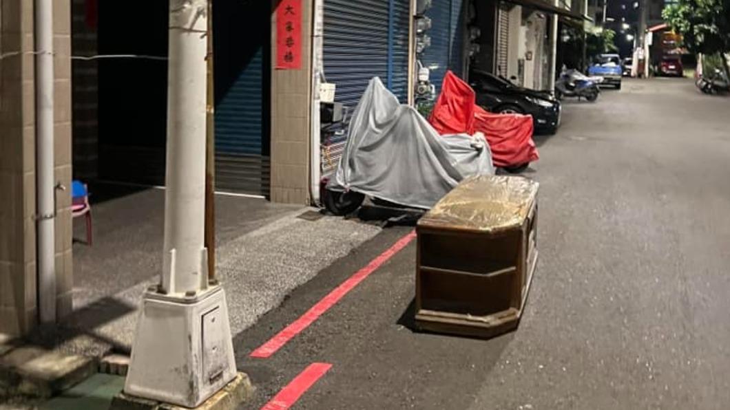 高雄驚見「棺材」躺路上!原是電視櫃擋路中央 網傻眼:根本路霸
