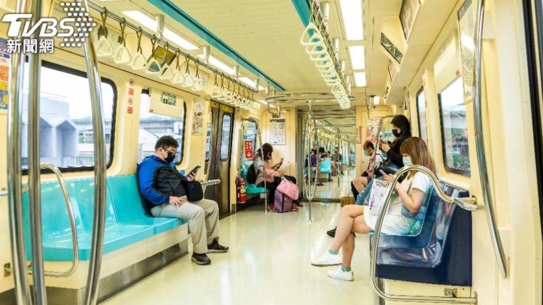 捷運新亂象!男女「翹腳連線」擋走道 全場搖頭:真的很討厭