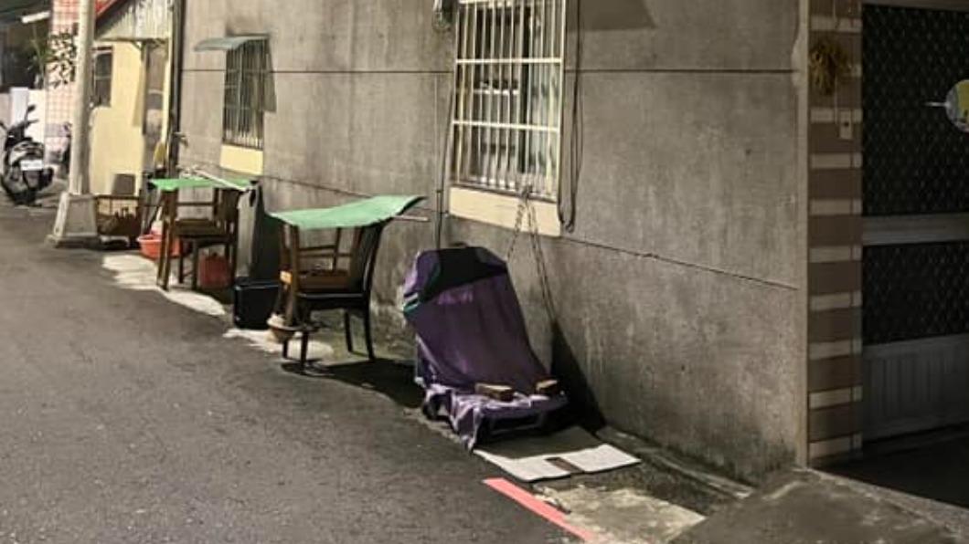民宅旁巷弄有多張椅子及雜物佔據道路。(圖/翻攝自高雄 五甲大小事臉書社團)