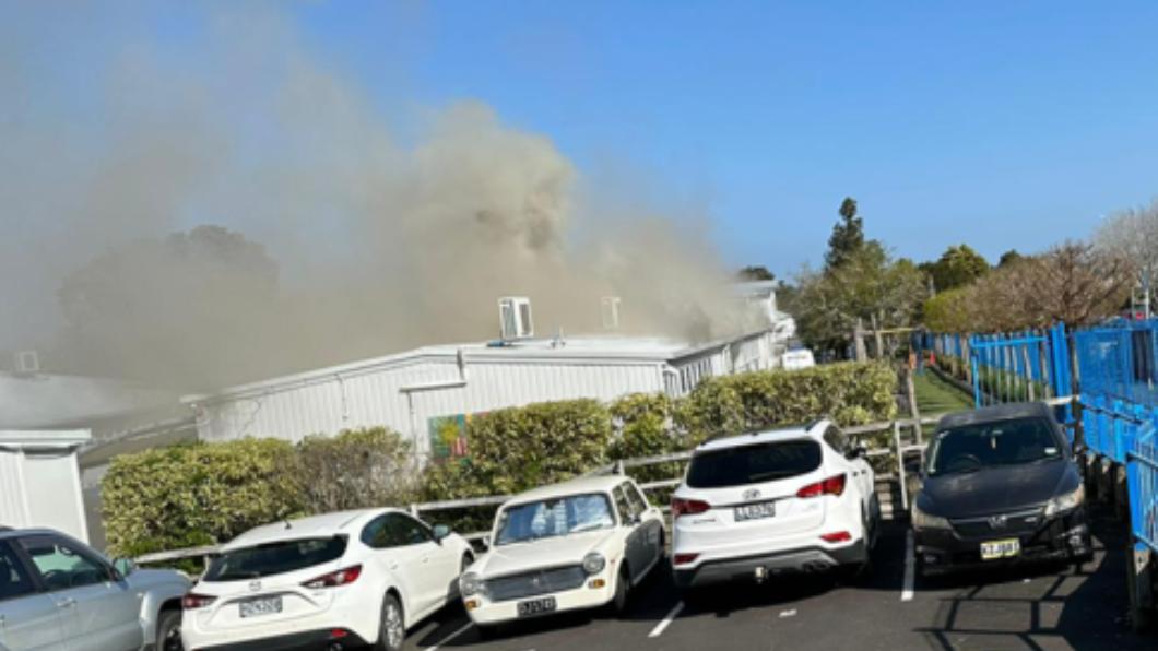 紐西蘭小學疑施工不慎起火! 屋頂被煙霧吞沒師生急疏散