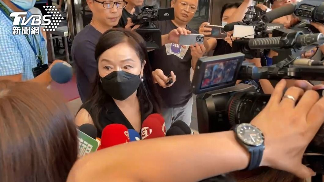 周玉蔻聽到嗆罵聲後轉過頭查看。（圖／李昱菫攝）