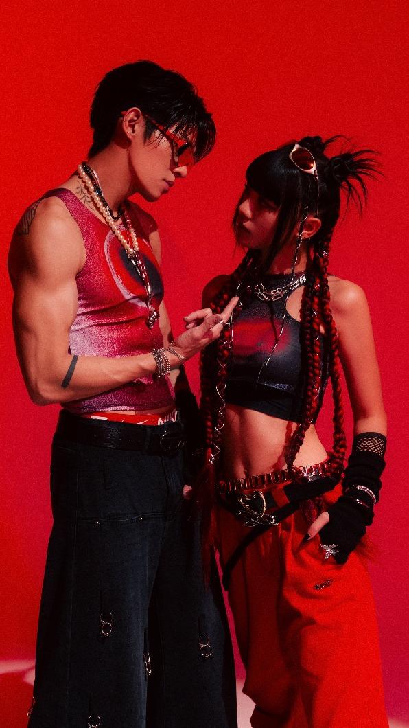KIRE(左)和木木有許多親密舞蹈動作,但2人互動毫無火花,更被虧是兄妹。(圖/華研國際提供)