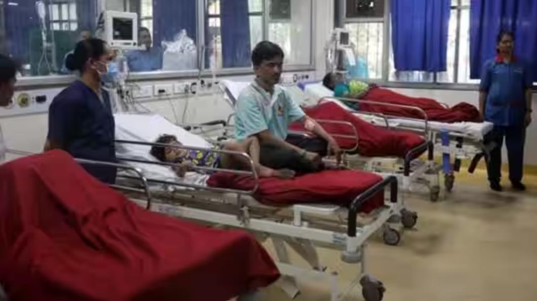 共計有43人在吃下同一間餐廳的食物後住院。(圖/翻攝自The Indian Express)