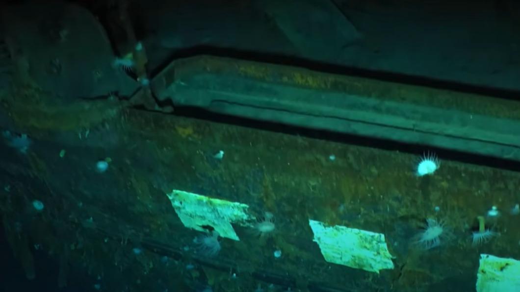 日本二戰海軍赤城號航空母艦遺骸現況，白色處疑是故意掩人耳目，不讓敵人知道船艦名稱。（圖／翻攝自EVNautilus影片）
