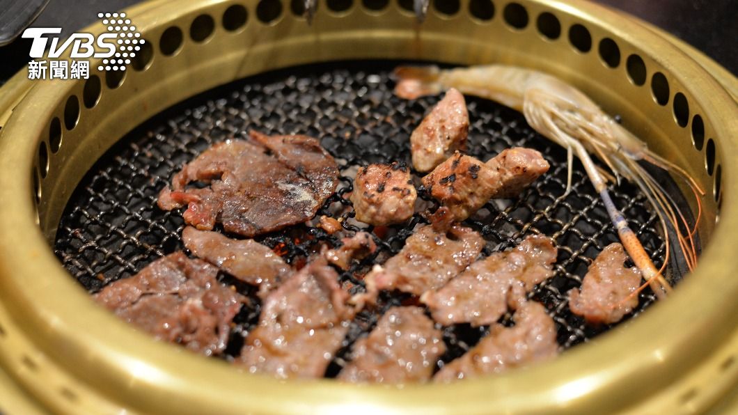進口牛肉的成本上漲,日本業者卻怕消費者不買帳,不敢一口氣調漲菜單價格。(示意圖/shutterstock達志影像)