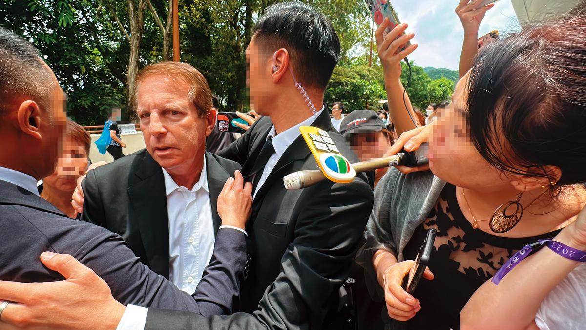 Bruce（左一）出席李玟的告別式，結果慘遭追打，還盛傳送花被拒，但也有人出面否認。（圖／東方IC）