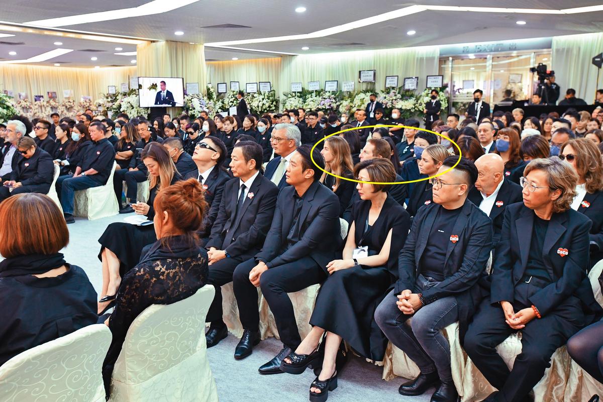 李玟出殯，老公和繼女（黃框處）卻坐在第2排，惹來外界非議；據說李玟遺產都沒有給他們。（圖／東方IC）