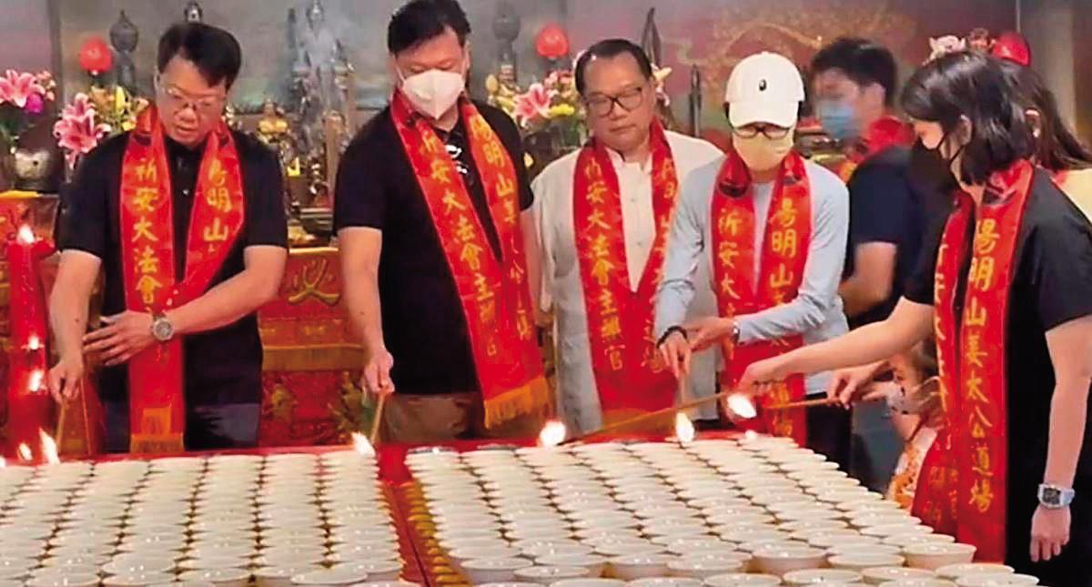 去年楊紫瓊（左4）曾祕訪位於陽明山的姜太公道場，點七星燈許願奪奧斯卡影后，果然夢想成真。（圖／姜太公道場提供）
