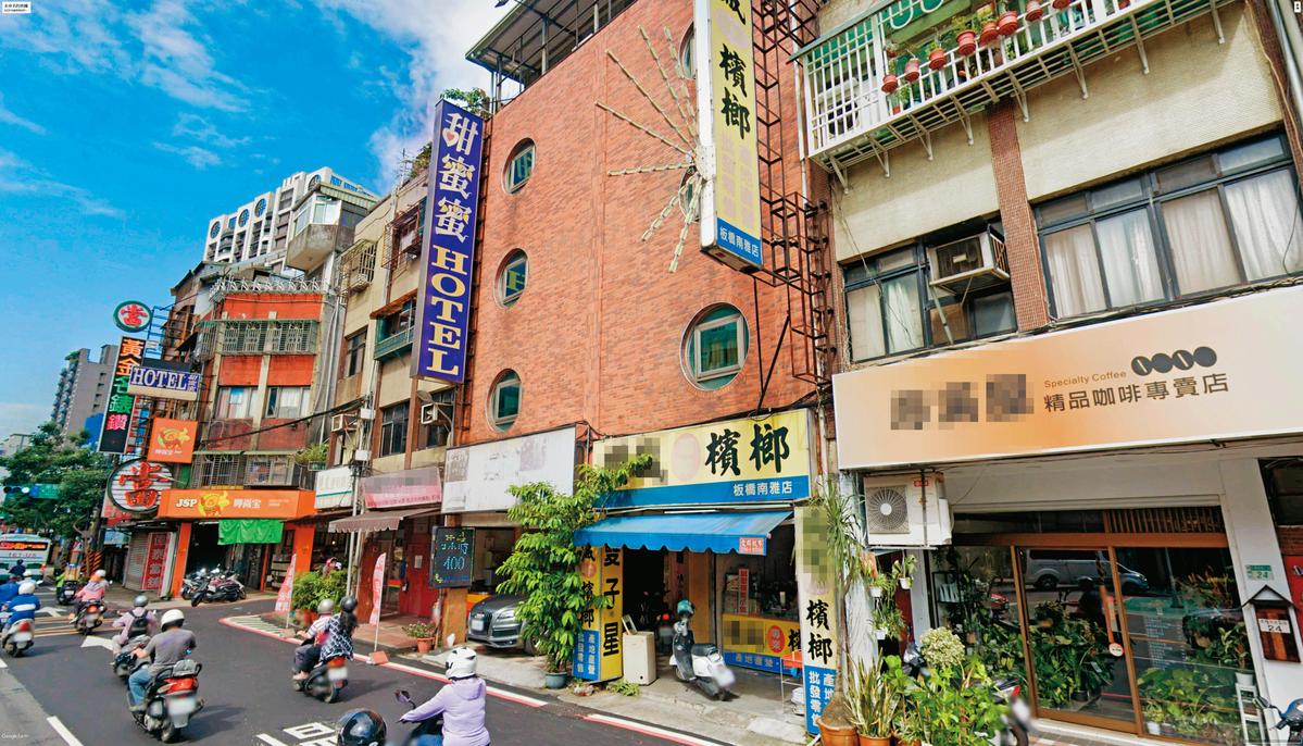 茶A和13歲少女約在新北市板橋捷運亞東醫院站後,將少女帶到附近的「甜蜜蜜HOTEL」進行性交易。(圖/翻攝自Google Maps)