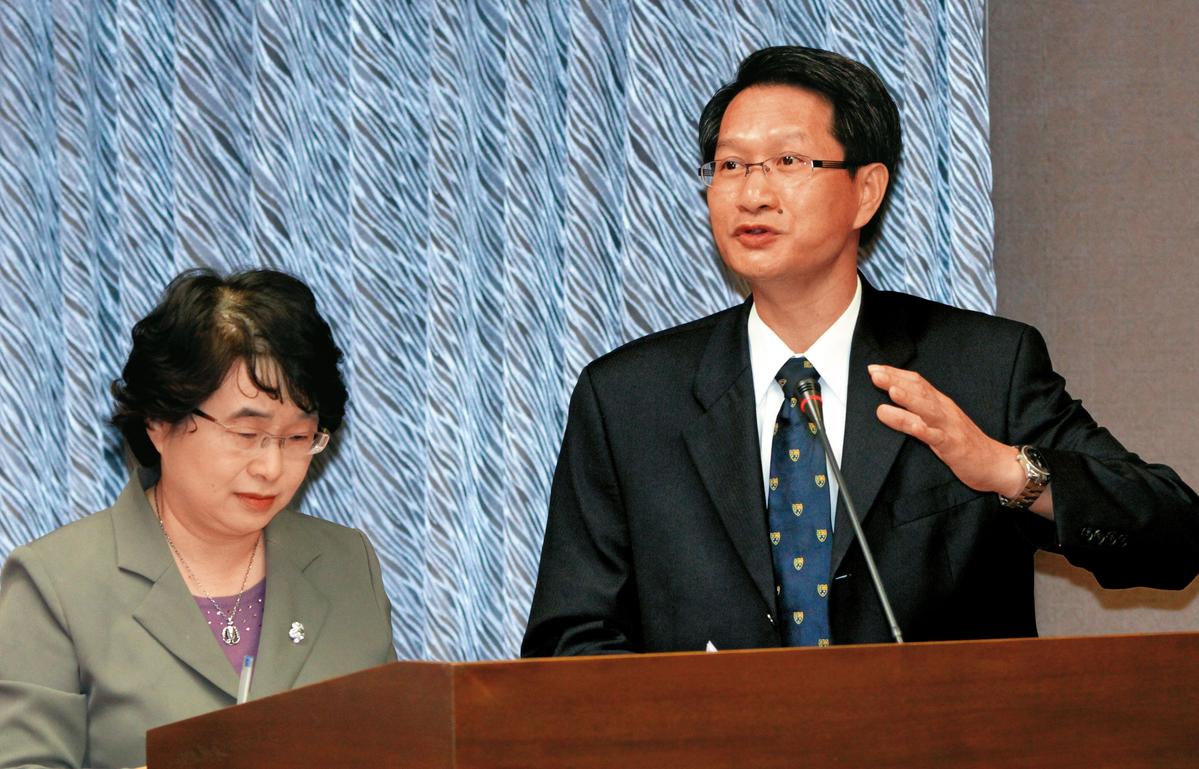 王春益(右)遭下屬告發偽造文書、貪汙,被士林地檢署約談。(圖/聯合新聞網提供)