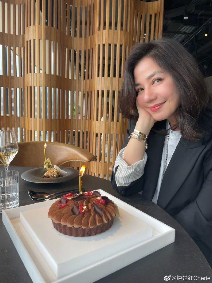 女神鍾楚紅上半年與胞妹悄悄來台嗑美食,名廚江振誠還在IG分享她來訪自家餐廳時拍下的合照。(圖/翻攝自鍾楚紅微博)