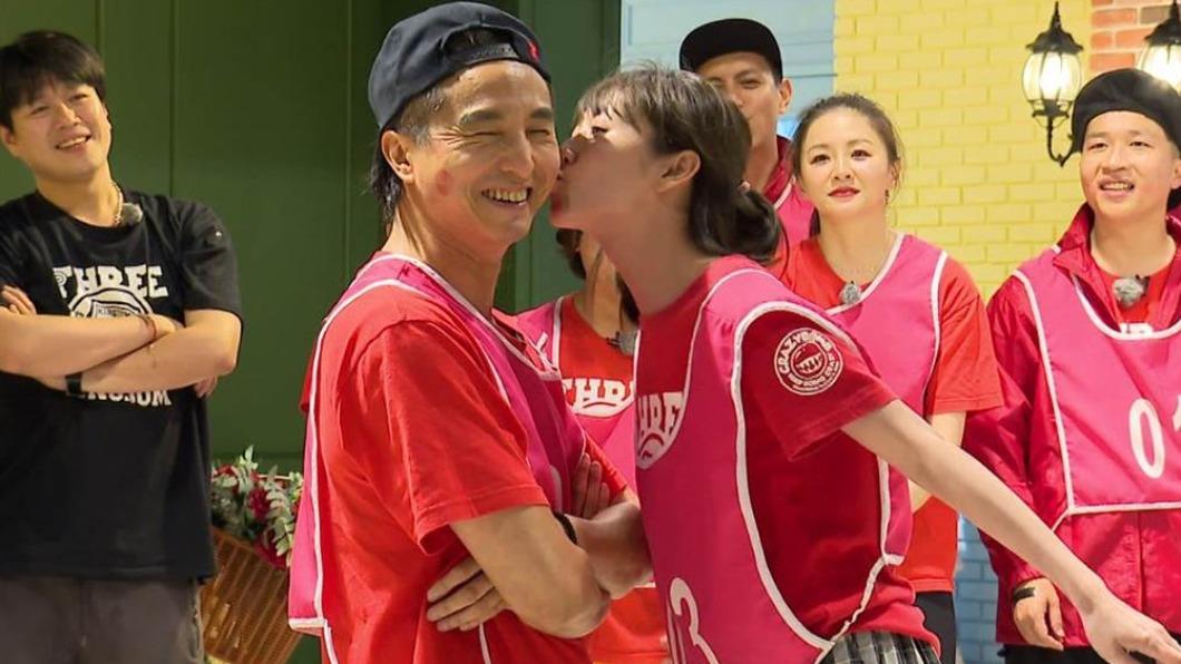 女星嘟嘴狂親30秒!王少偉「當眾起反應」猛彎腰突停止錄影