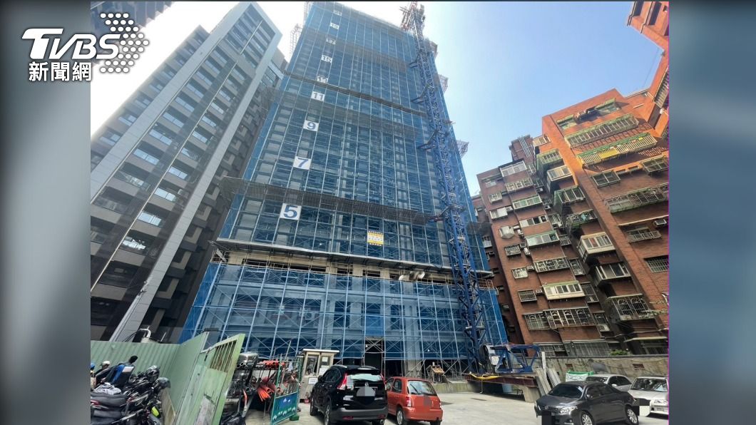 新北板橋工安意外!女工搭電梯4樓直墜B2 搶救1小時不治
