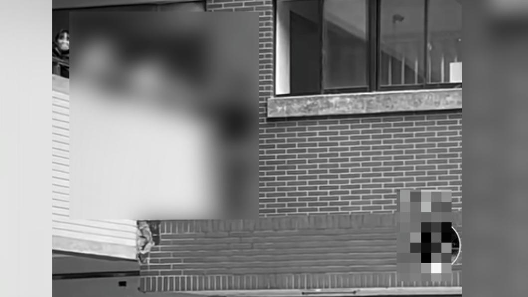 危險!疑爬欄杆到3樓露台撿錢 同學起鬨嬉鬧校方將約談