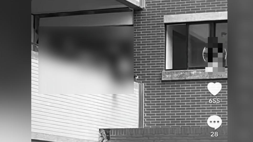 男同學趁隙爬回走廊。(圖/翻攝自抖音)