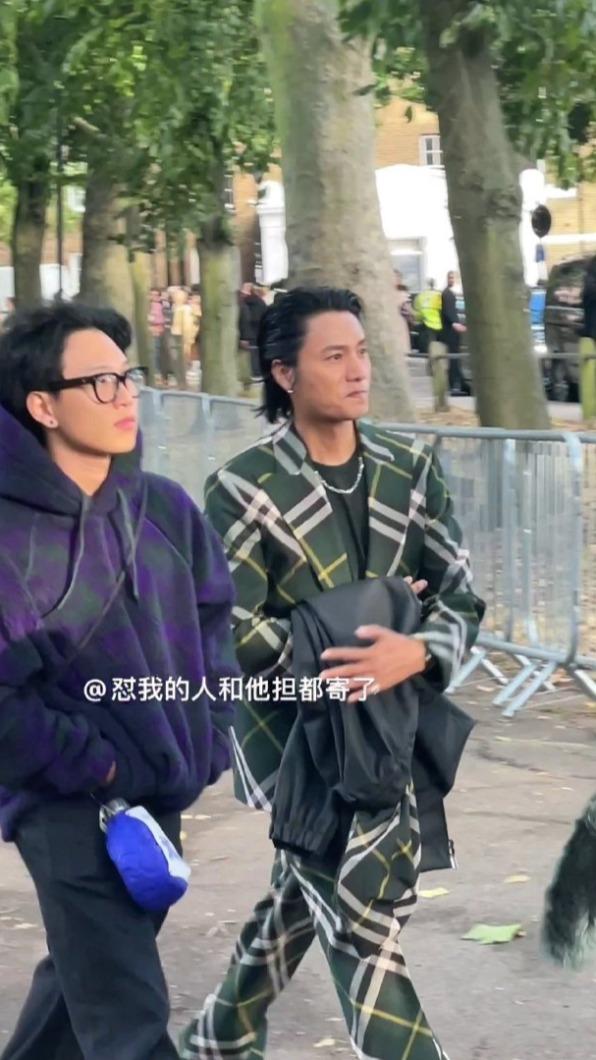 不少網友驚嘆兩人不像父子,反倒像兄弟。(圖/翻攝芒果撈小萌主微博)