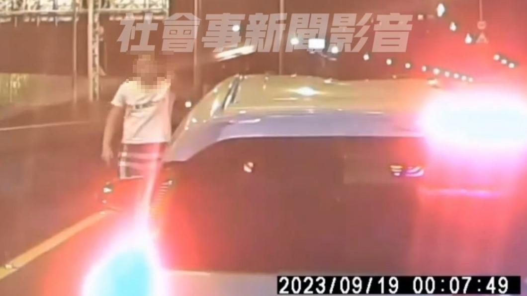男子攔下共享汽車。(圖/翻攝社會事)