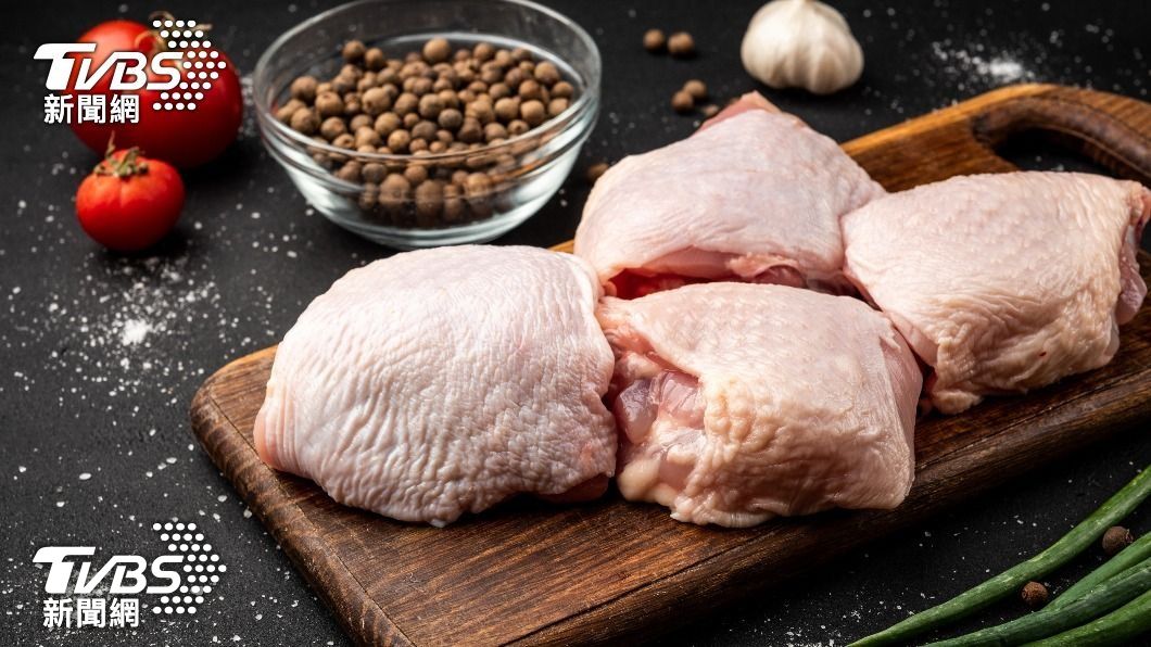除了組合肉外,帶骨雞肉與生菜也可能藏有細菌風險。(示意圖/shutterstock達志影像)