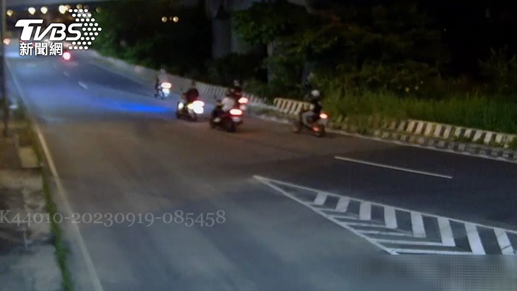 監視器拍下多名騎士騎乘改裝噪音機車集體夜遊。(圖/TVBS)