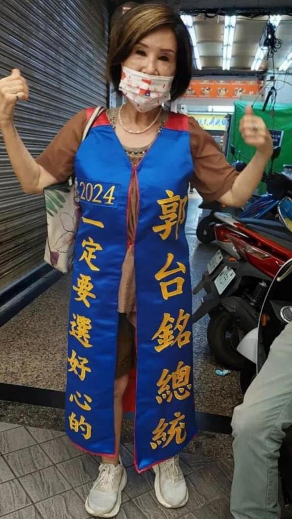 恬娃穿戰袍現身郭台銘連署站。(圖/翻攝自恬娃臉書)