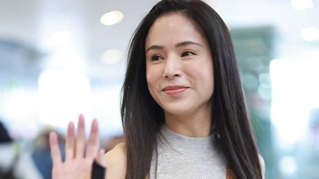 57歲「最美小龍女」變這樣! 逛地攤、健身私下模樣全公開