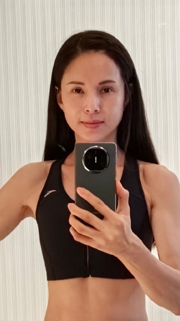 小龍女健身照。(圖/翻攝自李若彤微博)