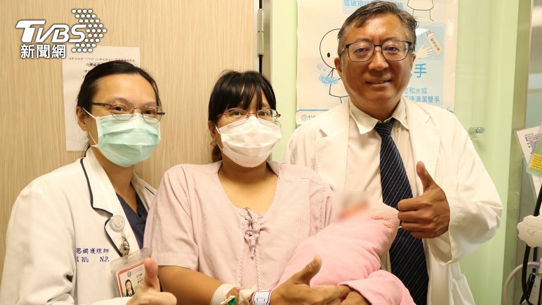 醫師恭喜產婦喜獲愛女之外，也提醒急產注意事項。（圖／亞大附醫提供）