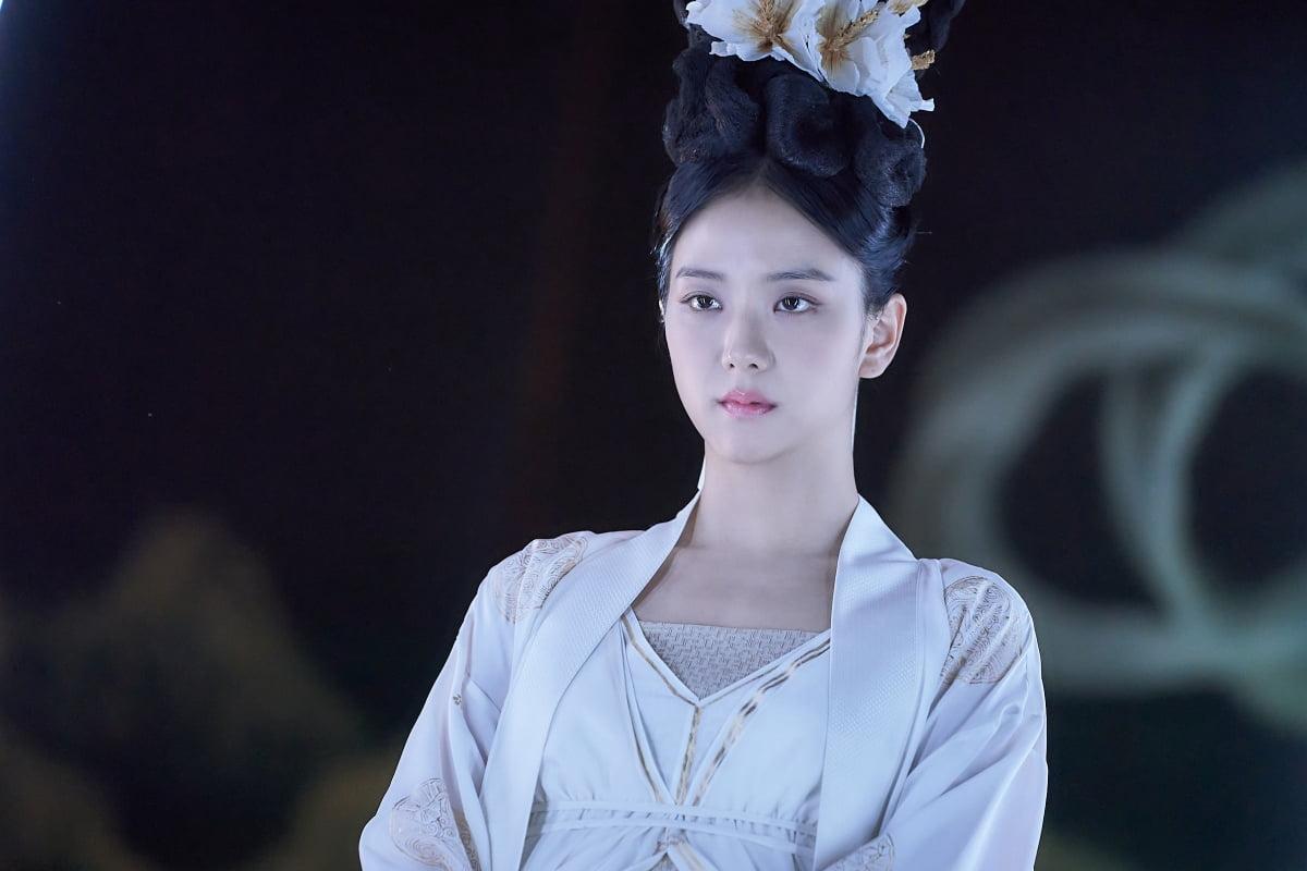 Jisoo在《附身》中飾演仙氣逼人的天魂仙女。(圖/翻攝自韓網)