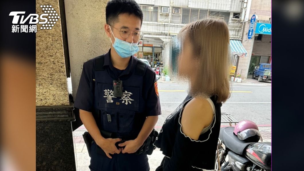 吳女不疑有他，傻傻到超商購買新臺幣1萬元遊戲點數。（圖／TVBS）