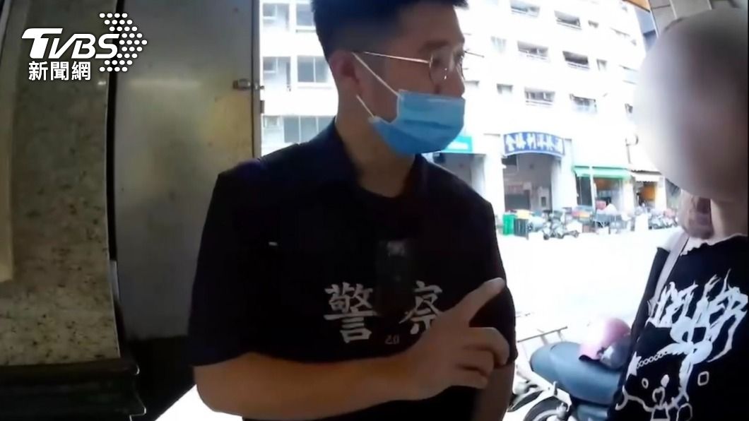 在警方的耐心勸說下，吳女才恍然大悟自己遭到詐騙。（圖／TVBS）