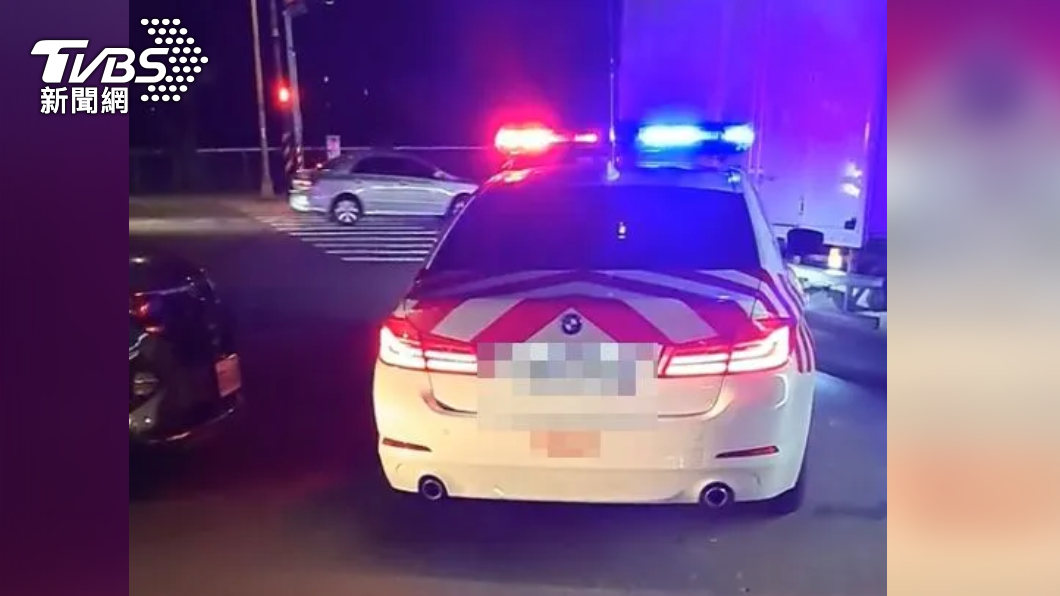 國道警察巡邏車超商停車場駛離。（圖／翻攝抖音）