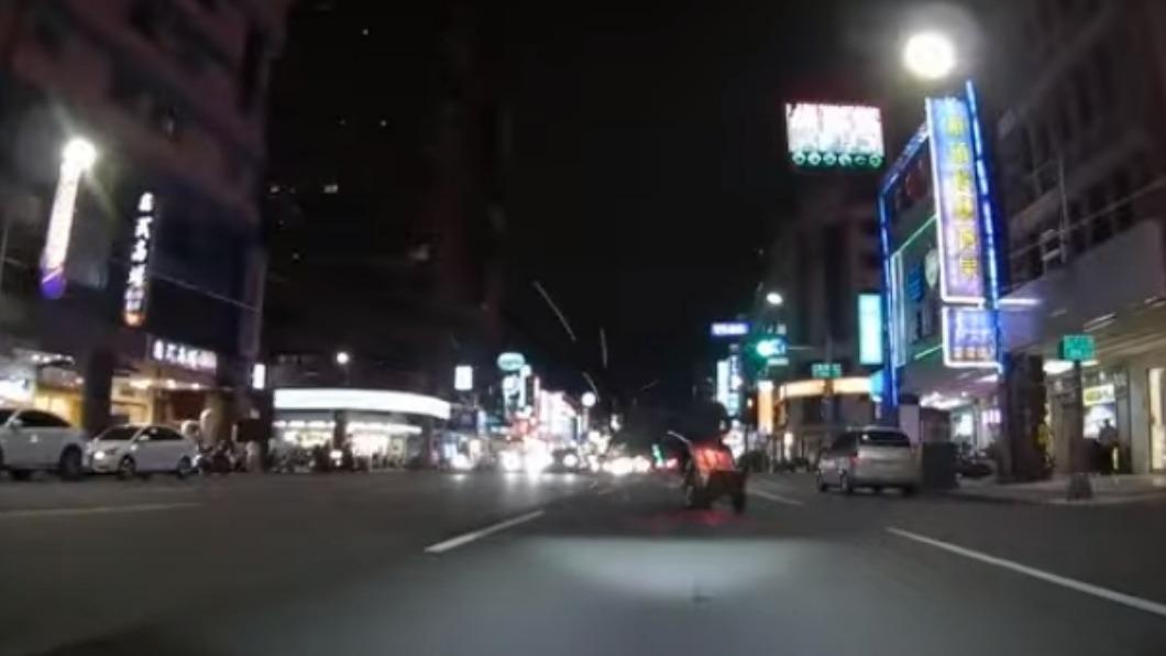 手拉車開始大力的左右搖擺,導致車內的物件噴飛四散。(圖/翻攝WoWtchout - 地圖型行車影像分享平台)