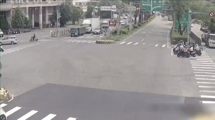 砂石車下橋後撞上女騎士。(圖/TVBS)