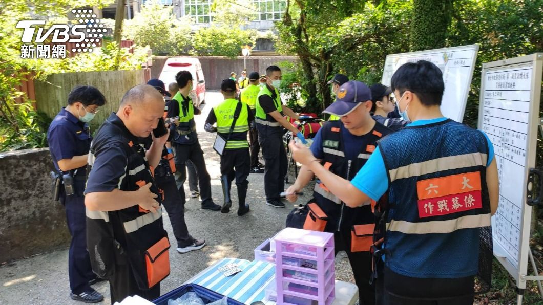 多名登山客遭蜂螯，警消成立指揮所救援。（圖／TVBS）