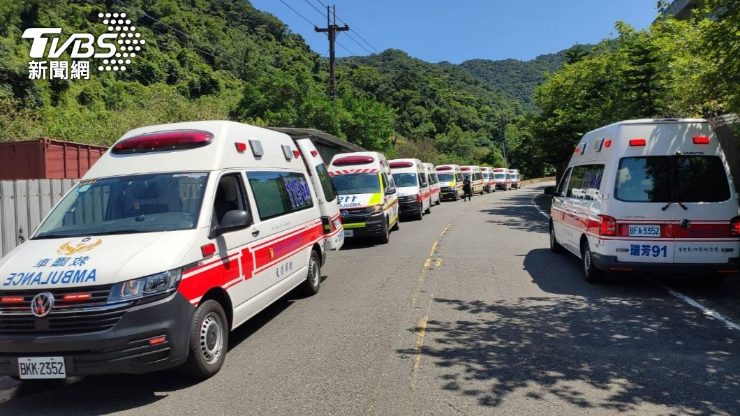 新北瑞芳傳出多名登山客遭蜂螯，大批警消到場救援。（圖／TVBS）