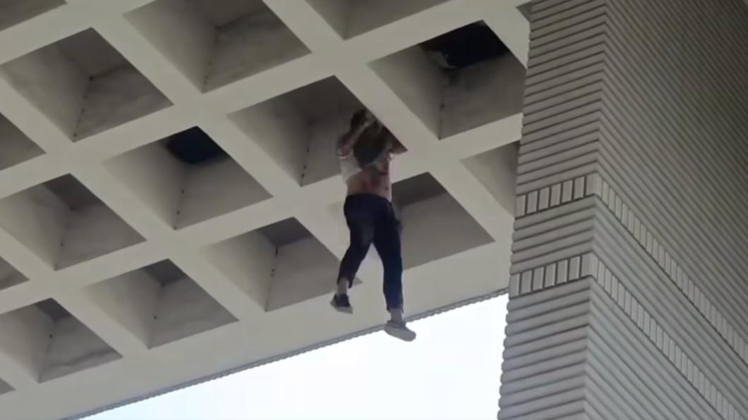 快訊/南投工人懸掛3樓高天花板!撐不住摔落 路人慘叫
