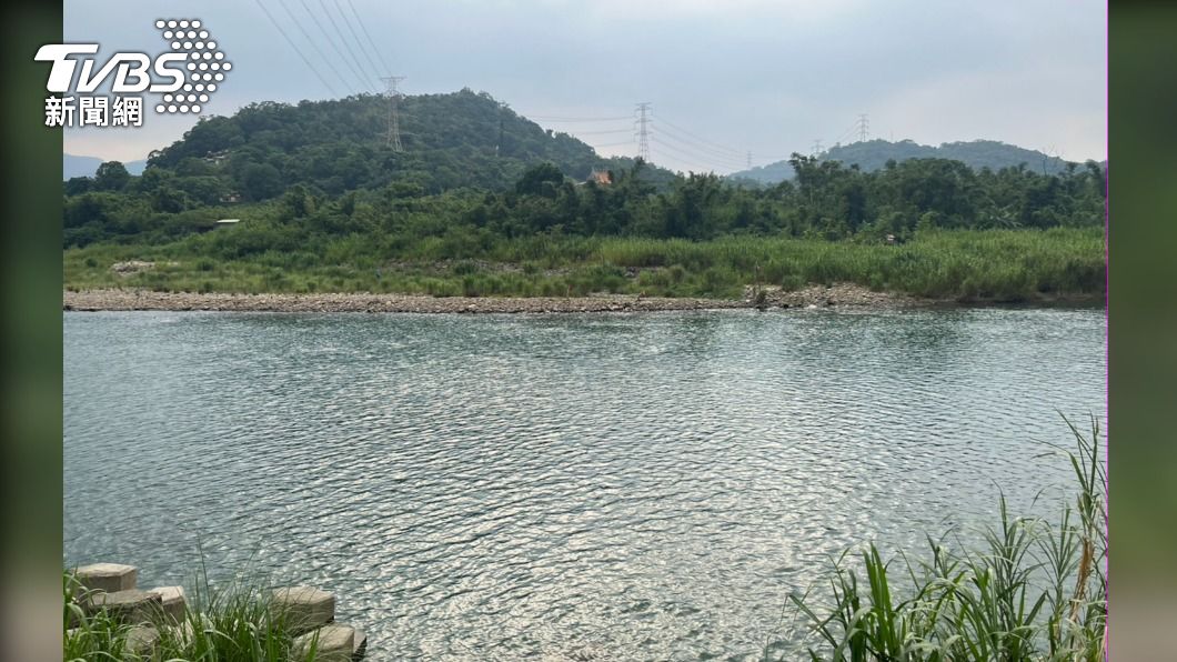老翁在青潭堰中游泳遭水流沖走。(圖/TVBS)