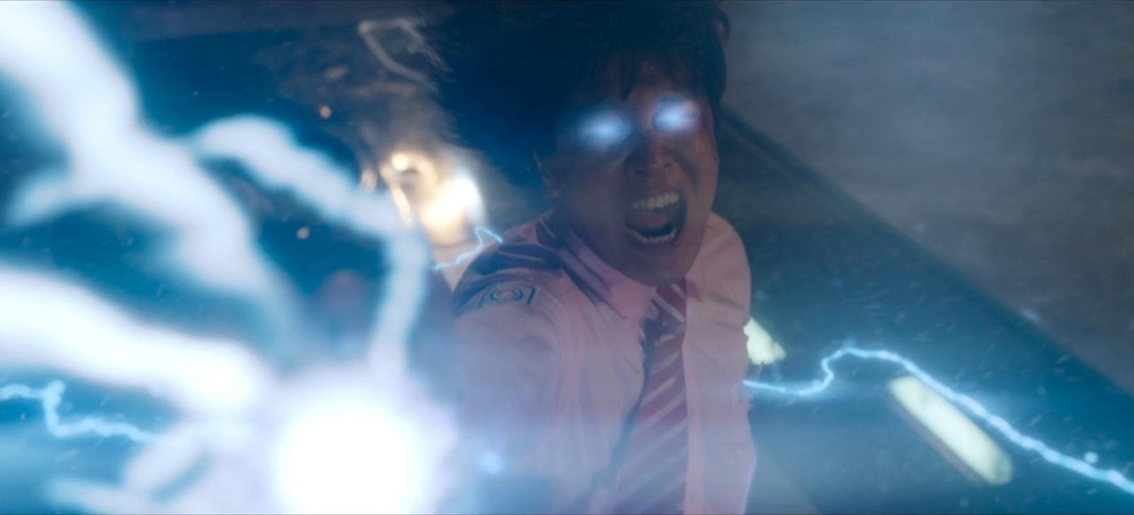 車太鉉飾演的全啟道千鈞一髮之際救下金奉皙。(圖/翻攝自Disney+)