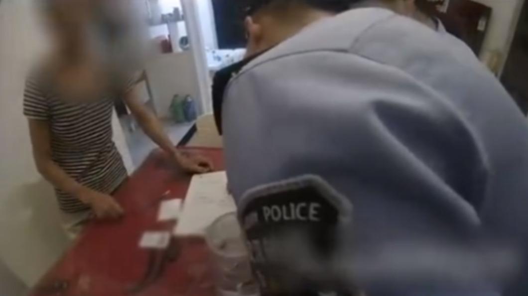 李姓老婦人向派出所民警表示,「他說我有犯罪行為,可能會坐牢,還報出我的名字和身分證號碼」。(圖 / 翻攝自微博)