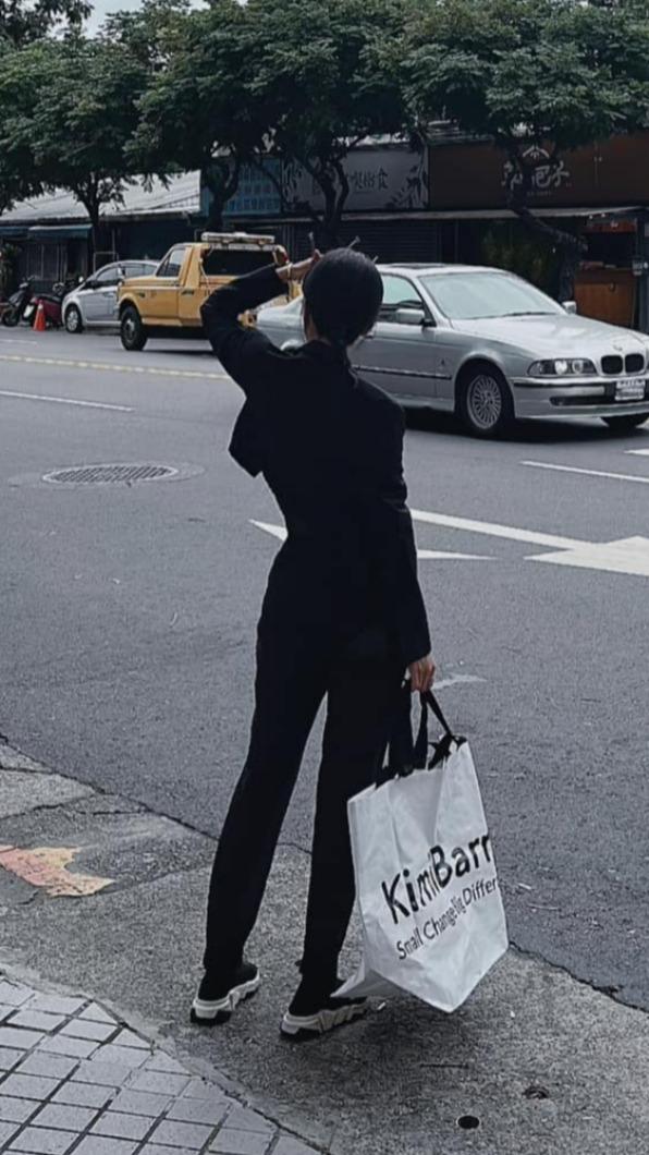 KIMIKO慶幸自己有帶大袋子，一開始先隔絕兩人之間的距離。（圖／翻攝自KIMIKO臉書）