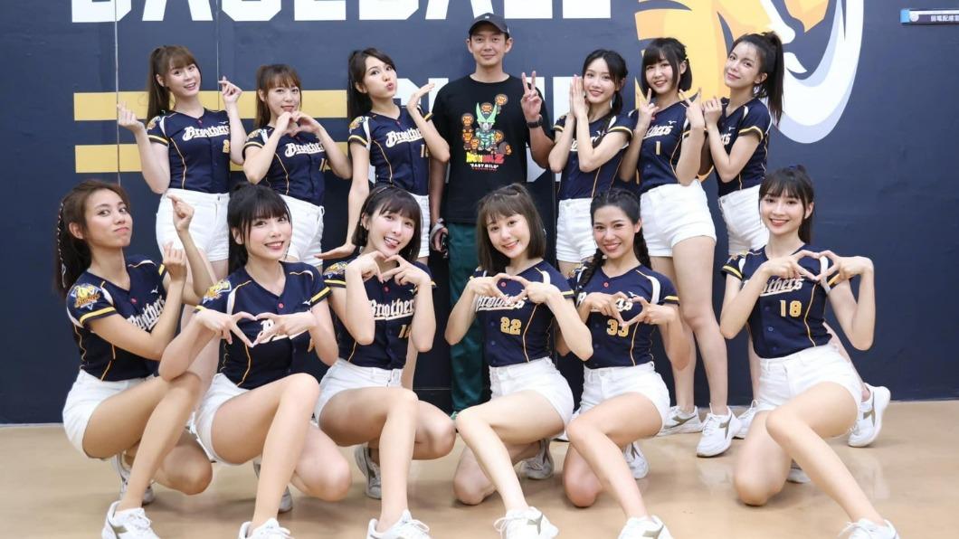 黃瀚霆（後排中）日前老婆Peggy（後排左三）同框。（圖／翻攝自黃瀚霆臉書）