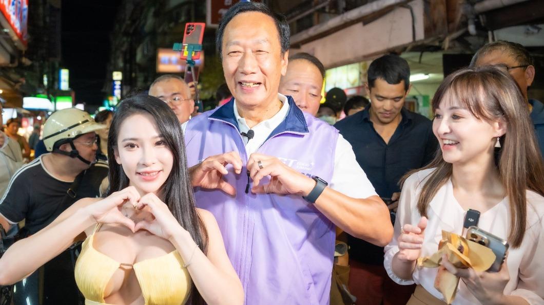郭台銘合體超兇爆乳妹!被抓包「眼神狂盯這」真相曝光了