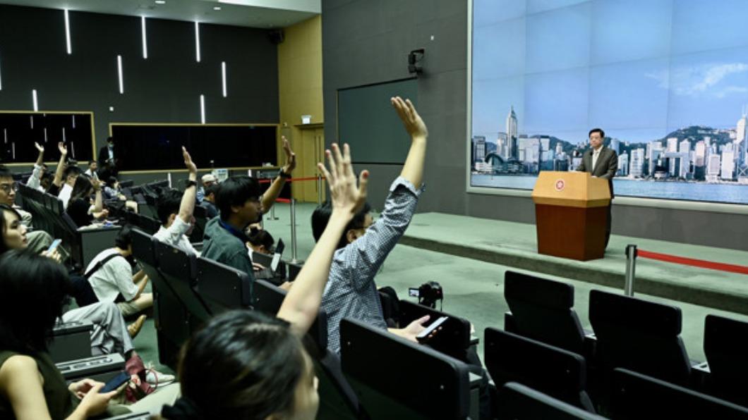 香港特首李家超則表示,呼籲必須投資受監管、有牌的交易平台。(圖/翻攝自《中國新聞網》)