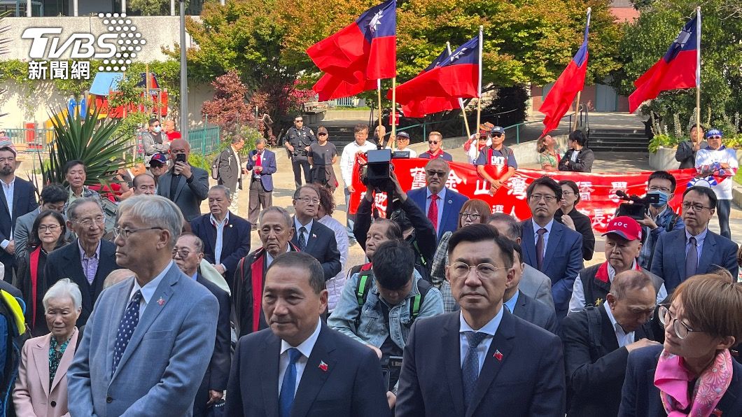 國民黨總統參選人侯友宜今到訪舊金山聖瑪莉公園國父銅像。(圖/黃韋銓攝)
