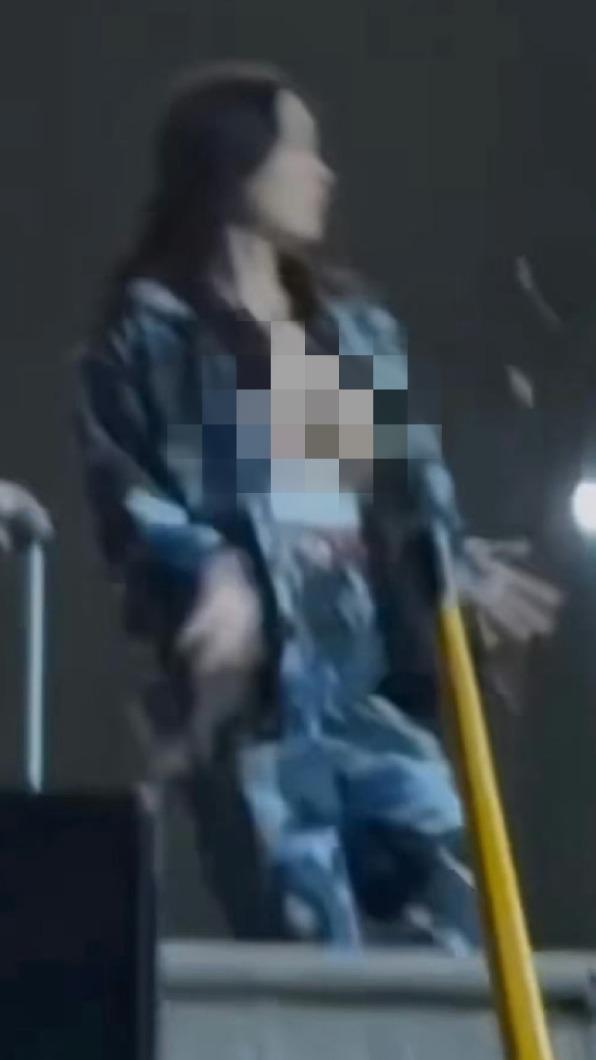女大生走光後繼續跳。(圖/翻攝自推特)