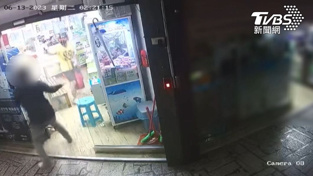 孫嫌行竊失風，竟朝著員工噴射辣椒水。（圖／TVBS）