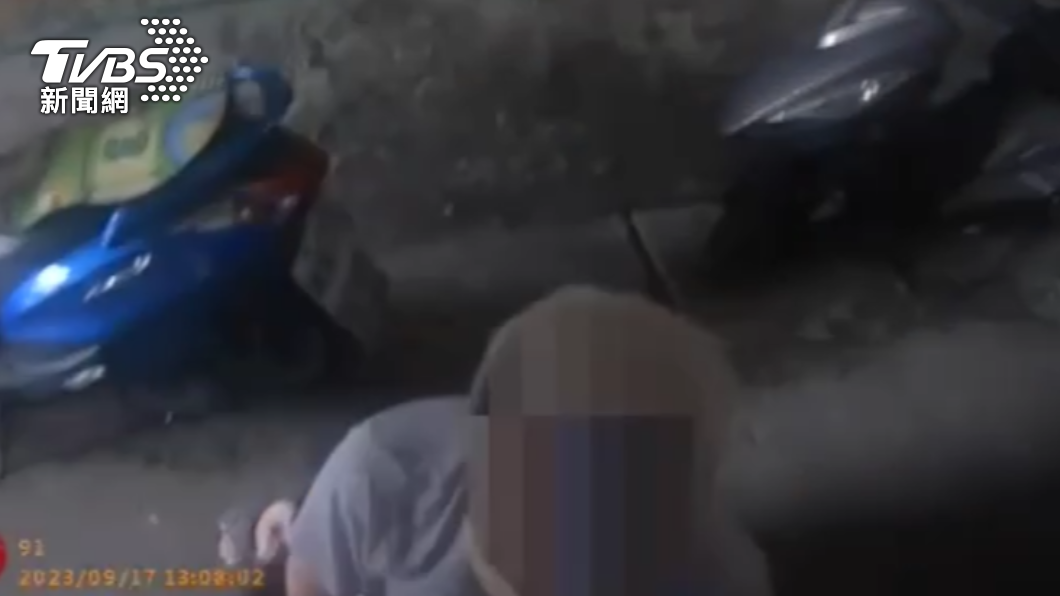 男子因肚子痛叫救護車,卻與消防員發生爭執。(圖/TVBS)